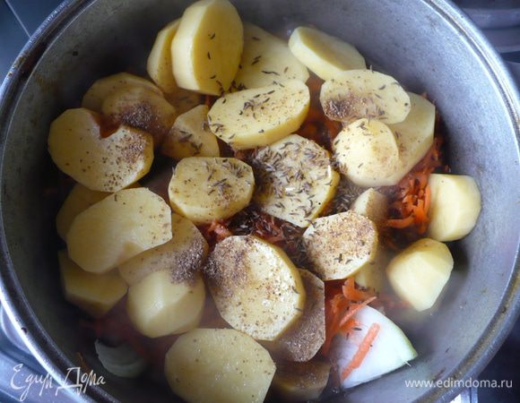 Картофель порезать не тонкими кружочкками. Морковь тонкой соломкой. Лук полукольцами. 