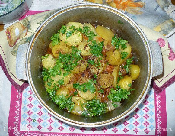 Укладываем слоями в казан-мясо, лук, морковь, картофель. еще посолим и добавим специи-тмин, зира, кориандр. Доливаем немного горячей воды, примерно так, чтобы покрыло мясо. 