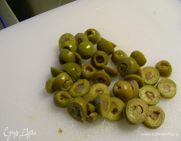 Оливки режем кружочками.
