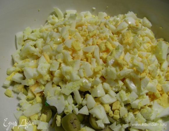 Яйца мелко рубим.


