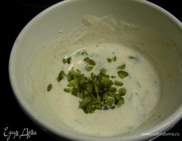 Для заправки смешиваем майонез, горчицу, паприку, огурчики.