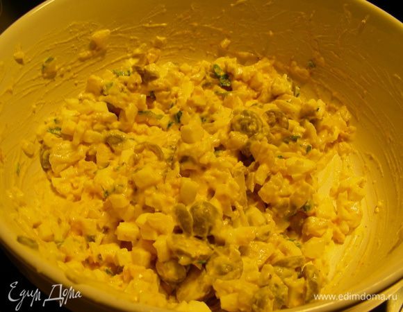 В салатнице соединяем все ингредиенты (оставляем немного петрушки для украшения) и заправку. Все хорошо перемешиваем, солим, перчим по вкусу. Отправляем в холодильник минимум на час. 
