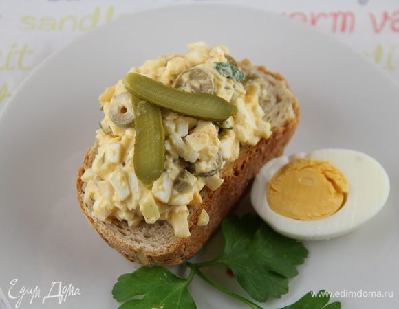 При подаче посыпаем оставшейся петрушкой. Я подавала на кусочках деревенского хлеба - это, скорее, для красоты, есть с них неудобно. Можно подать его в небольших верринах или в тарталетках, например. Приятного аппетита))