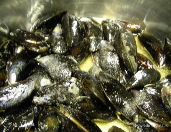 Мидии как следует моем. Половину сидра выливаем в большую кастрюлю, добавляем мидии, солим, перчим и готовим на большом огне минут 5-7. Как только мидии раскрылись, значит они готовы. 
