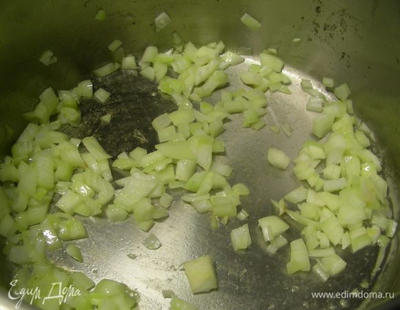 В той же кастрюле растапливаем сливочное масло и обжариваем лук минуты 3-4.

