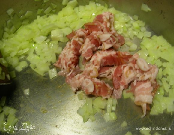 Добавляем бекон, порезанный довольно мелко, и готовим еще минуты 3-5. Бекон должен стать золотистого цвета.
