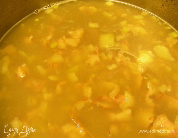 Добавляем муку, готовим, интенсивно помешивая, еще минуту другую. Затем вливаем бульон от мидий и оставшийся сидр. Готовим на среднем огне и увариваем в два раза (минут 7-10).
