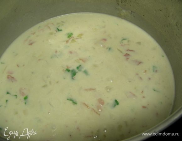 Уменьшаем огонь и добавляем крем-фреш. Доводим до кипения. Соус готов. Я в него добавила мидии и подержала пару минут на огне, чтобы пропитались. А можно их залить соусом уже в тарелке.
