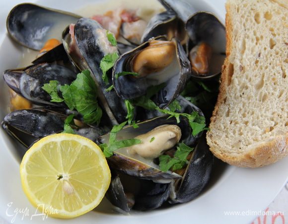 Подаем. посыпав петрушкой. Очень желательно с большим куском деревенского хлеба, чтобы ни одна капля соуса не пропала. Приятного аппетита))