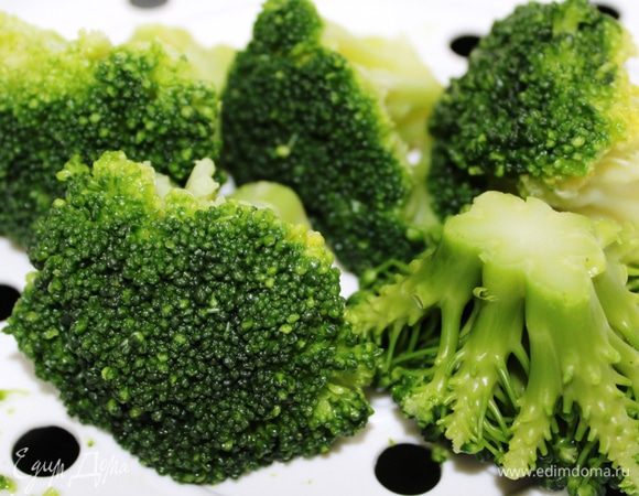 Брокколи разобрать на соцветия и отварить на пару. Сделать пюре.