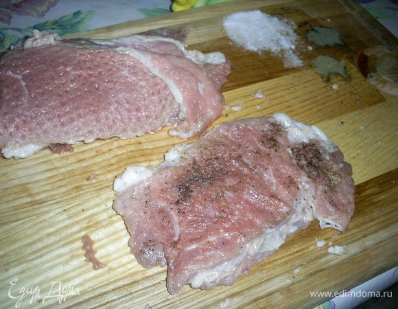 Свиную вырезку нарезаем на кусочки толщиной около сантиметра и отбиваем с двух сторон. Натираем отбивные солью, перцем и приправами (у меня хмели-сунели). 