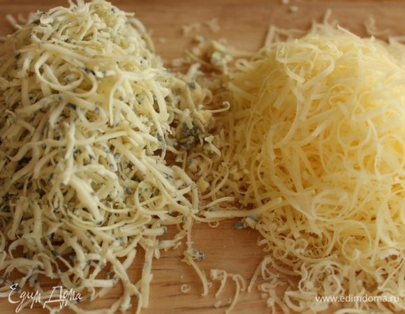 Сыр натереть на мелкой терке.