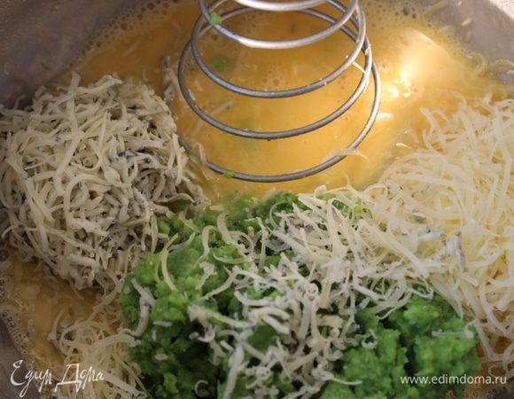 В сотейник налить молоко, добавить сливочное масло и муку. Поставить на средний огонь и готовить, пока масса слегка не загустеет. Снять с огня, добавить желтки, сыр и пюре из брокколи.