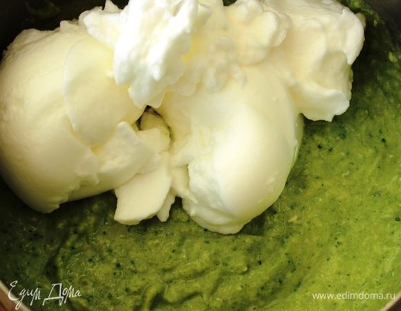 Взбить белки до гладкой блестящей пены. Добавить 1 ст.л. в подготовленную массу и хорошо перемешать. Затем добавить оставшуюся часть белков и перемешать так, чтобы в массе были белые и зеленые разводы.