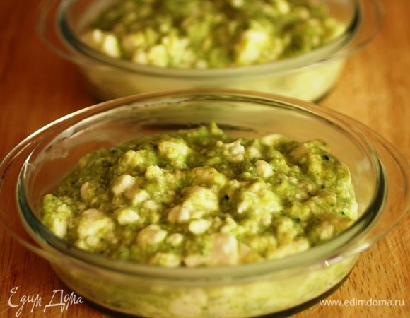 Стеклянные или керамические формочки хорошо смазать сливочным маслом и выложить капустно-яичную массу.