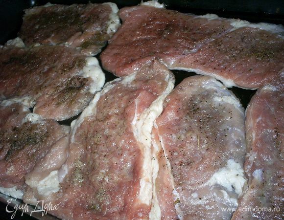 Выкладываем в форму для запекания, смазанную растительным маслом, стараясь укрыть все дно. Оставляем в прохладном месте мариноваться минут на 40-60.