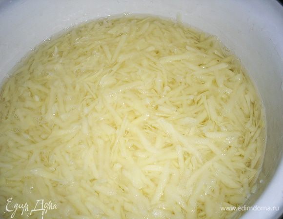 Тем временем займемся дальнейшими приготовлениями. картофель чистим, натираем на крупной терке и несколько раз промываем холодной водой, чтоб избавиться от крахмала.