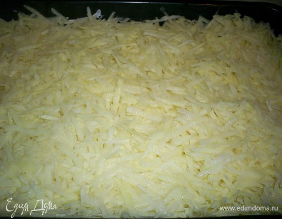 Теперь очередь картофеля, затем снова сметана и чуть-чуть соли. Ставим блюдо в разогретую до 200 градусов духовку минут на 40.