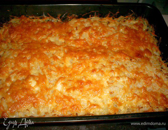 Достаем противень из духовки и обильно посыпаем тертым сыром. Снова ставим в духовку минут на 10-15 до зарумянивания сырной корочки.