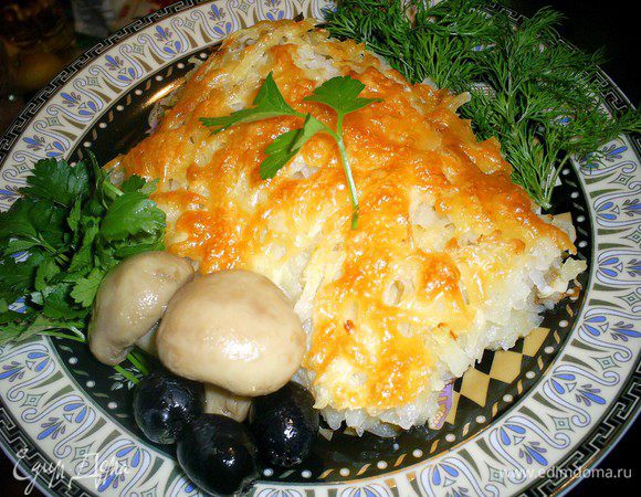 Ну вот и все, нарезаем на порционные кусочки и подаем с овощами. В теплом виде гораздо вкуснее, хотя сложнее нарезать. Невероятно вкусно! Приятного аппетита!