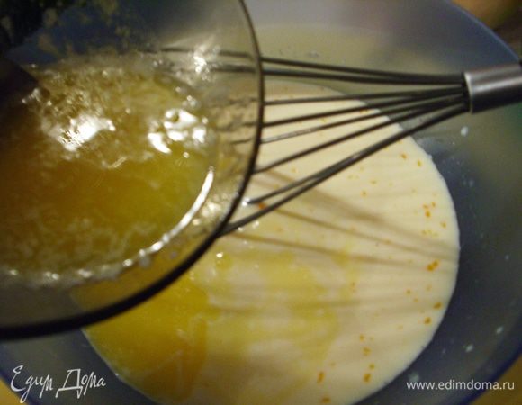 В яично-молочную смесь добавить растопленное, но не горячее масло (чтобы яйцо в массе не сварилось и не свернулось)