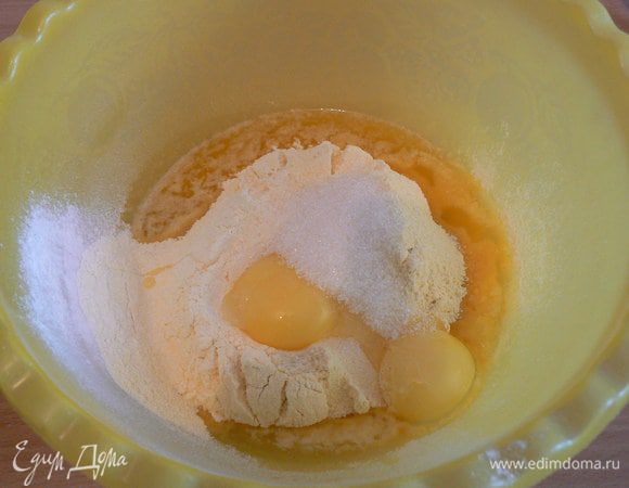 Растопить масло, просеять муку, добавить желтки, соль и сахар.