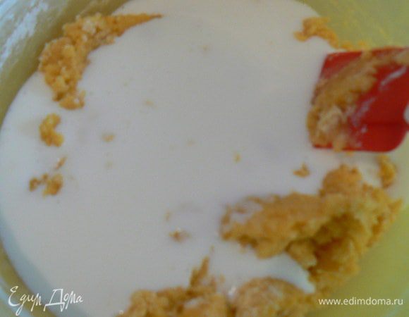 Добавить кефир с разрыхлителем.