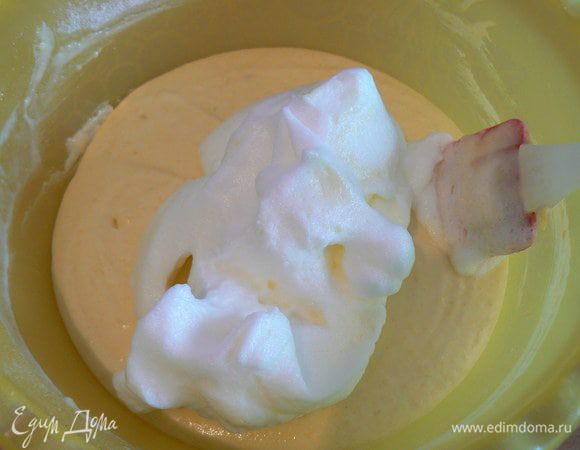 аккуратно ввести взбитые белки