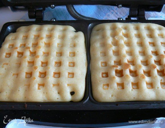Вылить тесто в вафельницу, испечь до готовности.