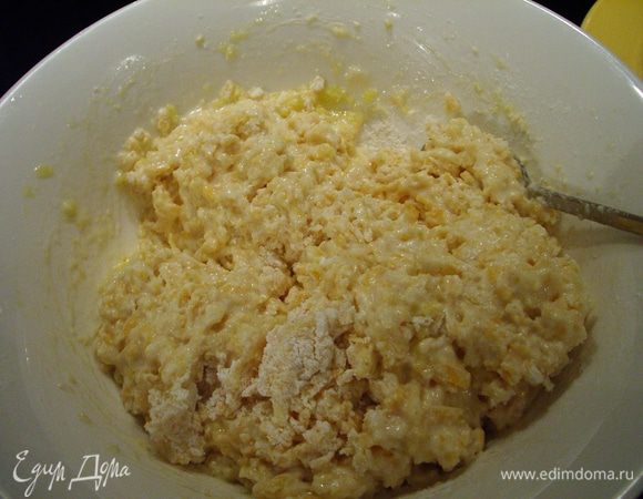 Вылить в смесь муки с сыром...