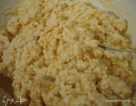 ...и хорошенько вымешать. Смесь получится достаточно влажной.