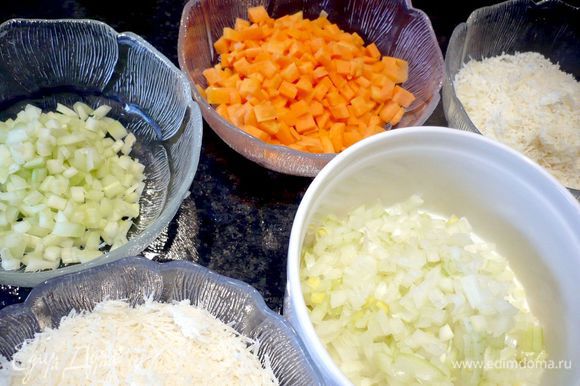 Подготовим овощи для соусов. Мелко порежем лук, сельдерей и очищенную морковь. Чеснок натрем на терке.