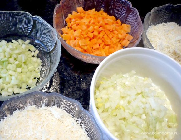 Подготовим овощи для соусов. Мелко порежем лук, сельдерей и очищенную морковь. Чеснок натрем на терке.