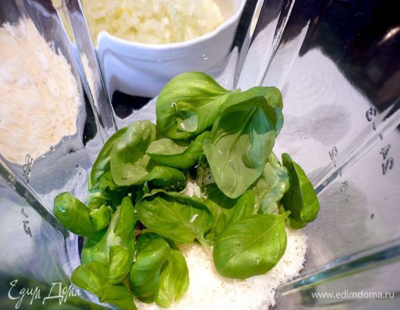 В блендере измельчим овечий сыр, 15 г пармезана, базилик и орехи, добавим 4 ст.л. оливкового масла и снова перемешаем в блендере.