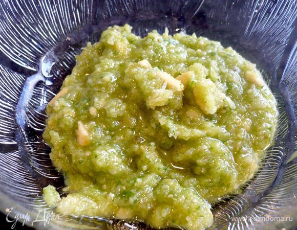 Вот такое песто у нас получилось. Отставляем его в сторону, накрыв пленкой.