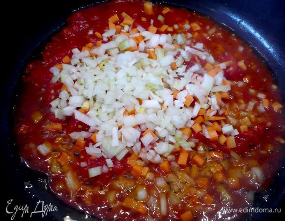 На сковороде разогреваем 2 ст.л. оливкового масла и добавляем измельченную мякоть помидоров, сельдерей, лук и морковь, тушим около 20 минут, добавив ближе к концу тушения овощей 1ч. л. сахара, совсем немного соли, перец, сок четвертинки лимона а также немного тимьяна и розмарина.  Хорошо перемешиваем.