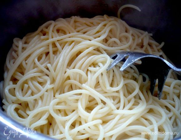 В готовые слитые макароны добавляем пару ложек оливкового масла и перемешиваем. 