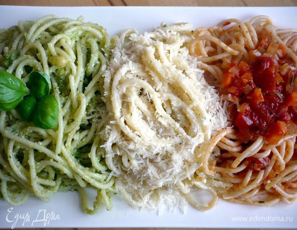 Делим пасту на три равные части и смешиваем каждую с соусом Песто, Памороло или Альфредо. Приятного аппетита, наш праздничный обед готов!