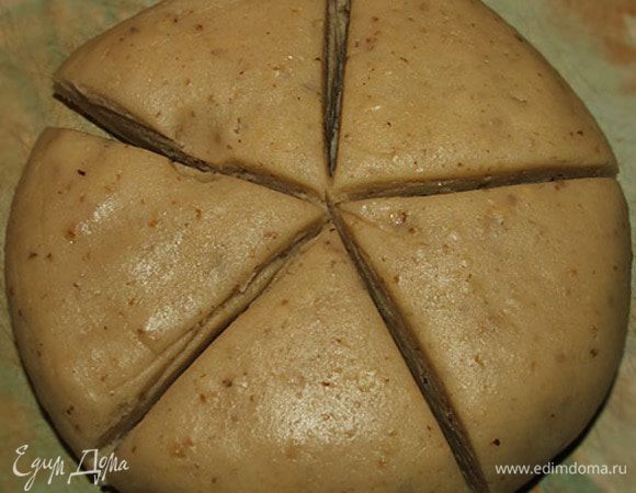 Яйца взбить с сахаром в пышную массу, добавить масло, мед, молотые орехи, все перемешать. Порциями ввести просеянную с разрыхлителем муку. Вымешать мягкое, эластичное тесто, не липнущее к рукам.
Разделить на пять частей (у мамы три коржа, я решила попробовать пять и посмотреть, что из этого получится)).