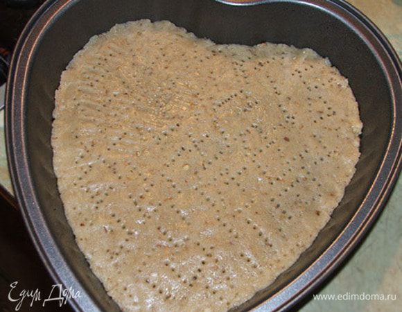 Каждую часть теста равномерно распределить по противню руками (можно помочь себе стаканом как скалкой). Наколоть часто вилкой, стараясь не продырявить насквозь. 
Поставить в разогретую до 180 градусов духовку. Выпекаются коржи очень быстро - максимум 10 минут! Когда корж приобретает коричнево-золотистый цвет - вынимаем, не мешкаем - иначе пересохнет и подгорит! Готовый корж должен быть не мягкий, а как печенье.
На выпечку пяти коржей  уйдет меньше часа. 