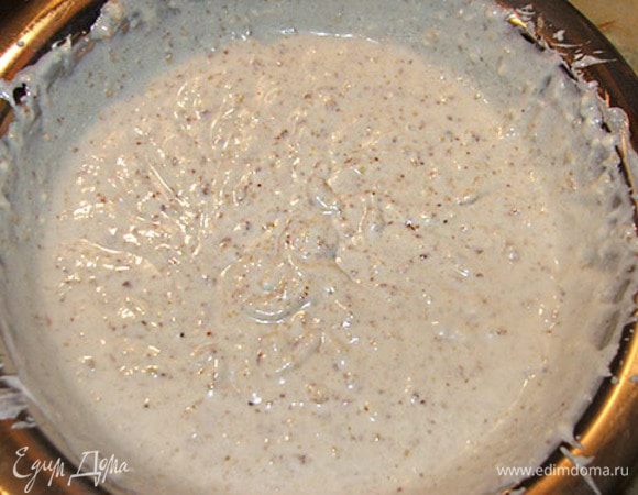 Делаем пока крем: масло растираем с сахаром, добавляем сметану комнатной температуры, полстакана молотых орехов, ложку ванильного сахара (у меня сахар из банки со стручком ванили) и все перемешиваем.