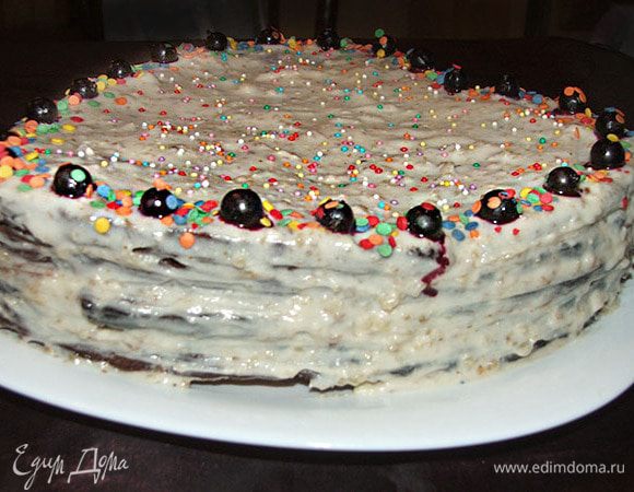 Остужаем коржи, промазываем щедро кремом каждый корж и собираем торт. Сверху тоже крем и любое украшение на ваш вкус. У меня ягоды черной смородины и посыпка  - что было под рукой )

Идеально оставить на ночь для пропитки.