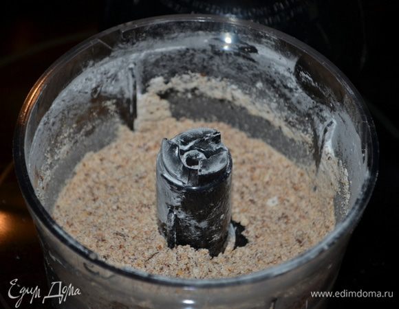 Смешаем крахмал с миндалем и перемолем в крошку. Примерно 30 секунд.