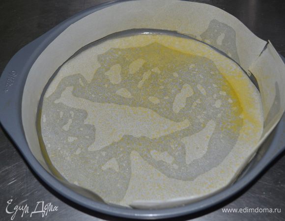 Две одинаковые формы по размеру смажем маслом, вырежем бумагу для выпечки по размеру формы. Выложим в форму и смажем маслом, посыпаем мукой. Одну из форм желательно иметь высокую с бортиками (Springform pan).