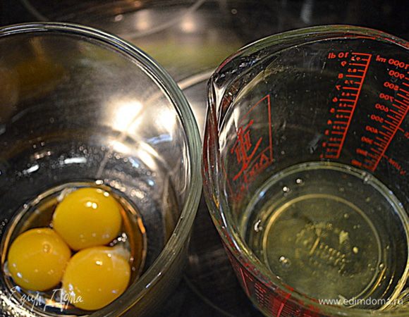 Яйца разделим на белки и желтки в разные емкости.