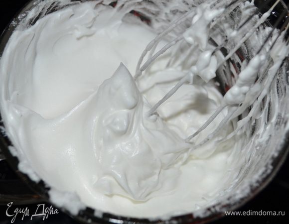 В чистой посуде взбить белки на сред. скорости до мягких пиков. Добавить оставшийся сахар и взбивать еще 4 мин. до глянца.