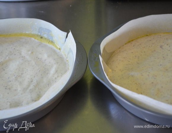 Добавить в три приема белки в желтки, молотый миндаль и все осторожно перемешать.Тесто разделить на две формы и распределить лопаточкой.