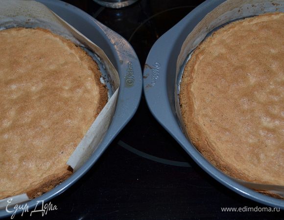 Поставить в разогретую духовку на 180 гр. примерно на 25 мин.У меня раньше по времени вышло поскольку формы большие. Готовый кекс достать и прикрыть пластиком пищевым до использования. Продолжение следует в след.рецепте. Все как в оригинале.