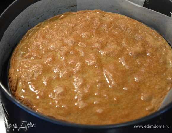 Смешать сахарный песок  с 1/3 стакана воды в небольшой кастрюльке. Поставить на средний огонь как сахар разойдется, снять с огня и добавить амаретто, а затем миндальный экстракт. Дать остыть.
Если вы делали бисквит в мини формах, разрезать каждый на две половинки. У меня формы большие поэтому резать было нечего. Я выложила его в спрингформу, с бумагой. Второй отложила.
Пропитать его сахарным сиропом. Если у вас четыре бисквита после разрезания, пропитываем все три. Четвертый размолоть в блендере. У меня второй бисквит размолот в крошку.