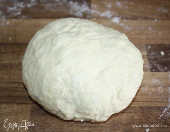 Из всех ингредиентов замесить тесто для пасты. Завернуть его в пищевую плёнку и отложить.